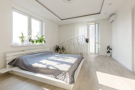 休息、室内、舒适和床上用品概念-家庭卧室的床。