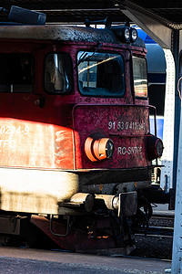 延误摄影照片_2022 年，罗马尼亚布加勒斯特布加勒斯特火车北站 (Gara de Nord Bucharest) 的行驶中或火车站台上的火车