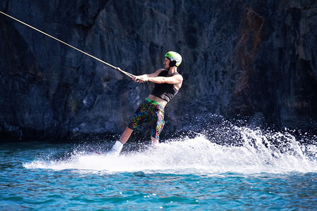 与人在湖中飞溅、冲浪和滑水，进行极限运动、暑假和旅游度假。