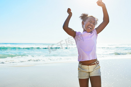 夏天，在海边或海边，与一个黑人女孩在沙滩上独自跳舞的孩子、海滩和乐趣。