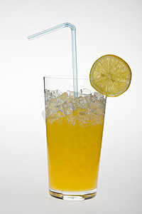 吸管摄影照片_杯橙汁加柠檬片和吸管