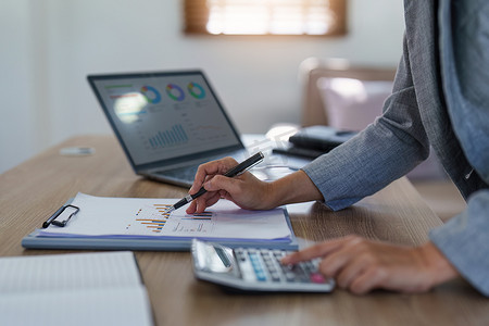 财务分析师分析商人投资顾问分析公司财务报告与文件图表一起使用。
