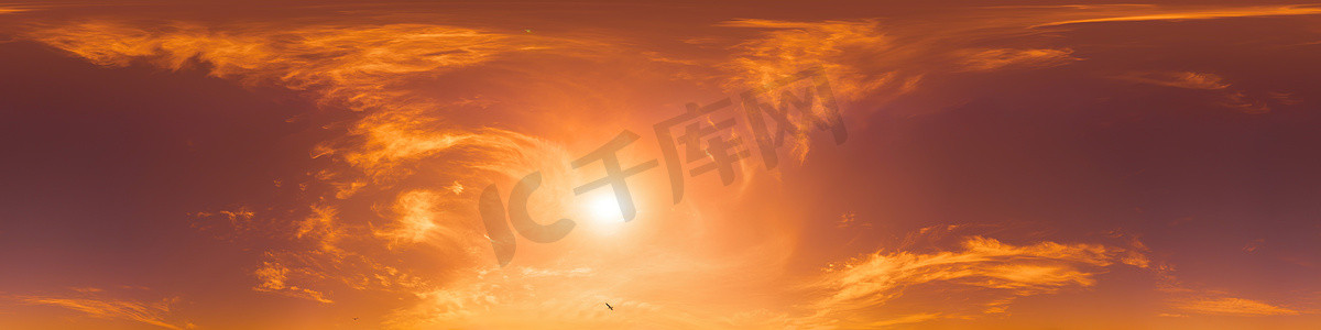边形矩形图摄影照片_发光的红色橙色日落天空 360 度全景，无缝 hdr 等矩形格式，用于 3D 可视化和天空替换的全天顶