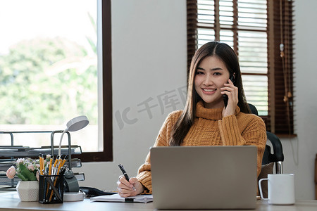 儿童英语教育摄影照片_亚洲女学生在线学习班学习在线视频通话 zoom 老师，快乐的亚洲女孩用电脑笔记本电脑在线学习英语..