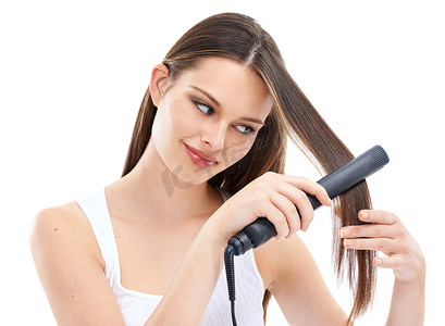 女人，带直发器的头发和带头发护理的美容，工作室背景下的电动美容工具。