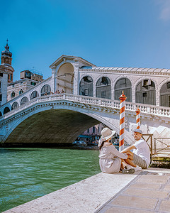 意大利威尼斯情侣在威尼斯城市之旅中，意大利威尼斯的里亚托桥