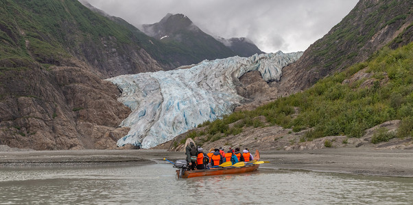游人，在独木舟的指南航行对冰川