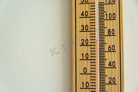 挂在墙上的温度计，显示温度为 22 摄氏度
