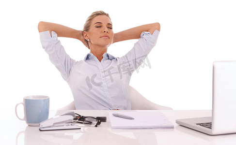 公司，工作和放松与工作室的一位女商人在白色背景下双手放在脑后。