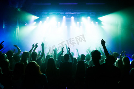音乐摄影照片_在摇滚音乐会、现场乐队表演和节日表演中与人群一起进行音乐、舞蹈和派对。