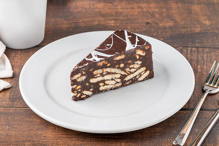 白瓷盘上的巧克力马赛克蛋糕，旁边放着过滤咖啡