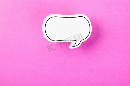 带有复制空间通信的语音气泡在粉红色背景下谈论口语概念。