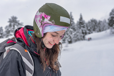 穿着滑雪服的女人闭着眼睛微笑，特写