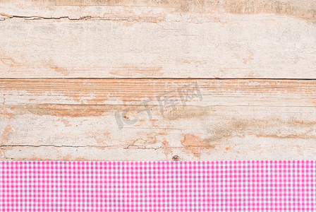 木桌面背景纹理，带有质朴的粉色桌布