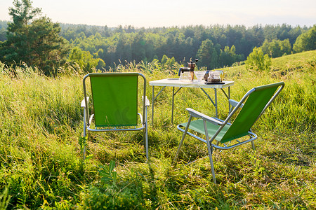 一套用于野营、桌椅、野草甸夏季自然的折叠家具