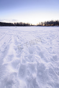 冰湖和森林覆盖着大雪和漂亮的蓝光