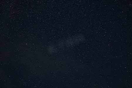 发光宇宙摄影照片_星夜星系星星宇宙中的空间尘埃，长曝光照片，有颗粒。