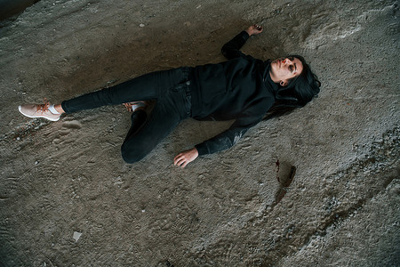 躺在废弃建筑地上的女性犯罪受害者尸体