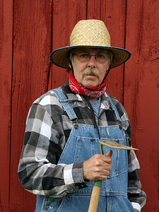 谷仓背景下的农民肖像
