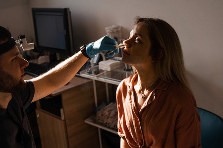 妇女鼻子鼻镜检查。