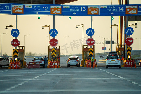 德里、斋浦尔、苏拉特、巴罗达、孟买高速公路上设立了巨大的收费站，汽车、卡车和其他车辆通过 FASTag RFID 付款后驶出