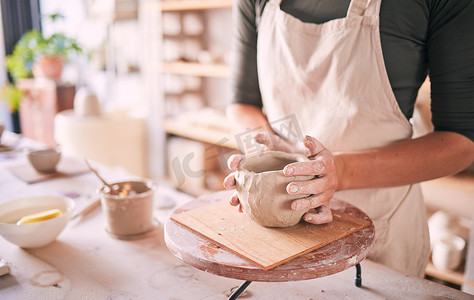 陶碗、手和女人模具雕塑设计、创意制造工艺或艺术产品。