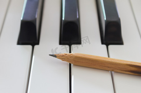 横视电钢琴白键上的旧铅笔