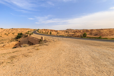 下午在撒哈拉沙漠的道路。