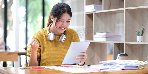 亚洲女学生在线学习班学习在线视频通话 zoom 老师，快乐的亚洲女孩用电脑笔记本电脑在线学习英语。