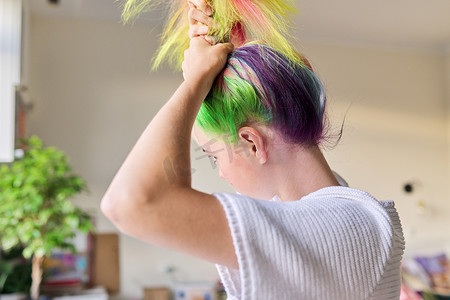 时髦的少女，在家梳着时髦的彩虹染发