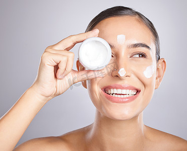 用于面部、防晒和保湿的护肤品、产品和面霜以及女性面部护理。