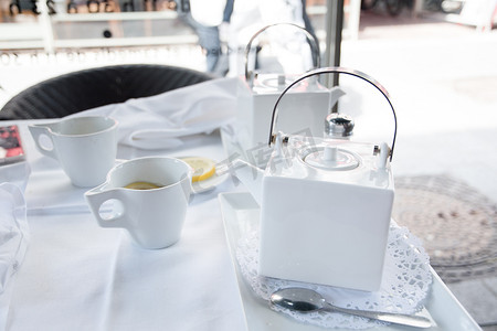在城市的一家咖啡馆的桌子上用白色茶具茶歇
