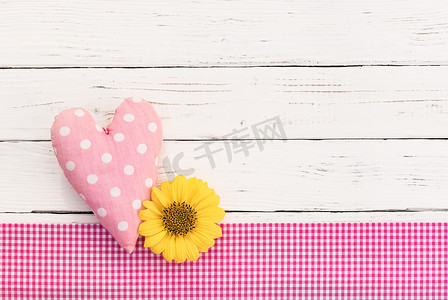 女婴生日贺卡背景与粉红色的心和开花