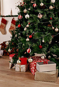 圣诞节、圣诞树和家庭客厅地板上的礼物，以庆祝或准备节日。