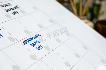 日历上的国际男士日提醒重要活动约会每月计划者。