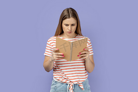 认真专注的女人拿着书看书，对情节印象深刻，专心阅读。