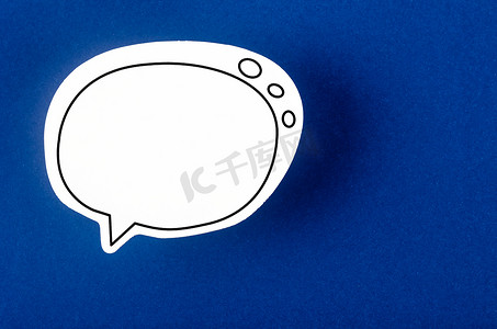 带有复制空间通信的语音气泡在蓝色背景下谈论口语概念。