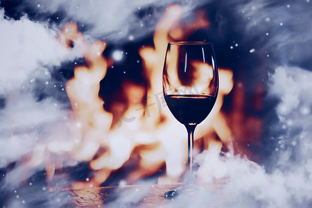 冬季气氛和圣诞假期，壁炉前的一杯葡萄酒，窗玻璃上覆盖着雪花，假期背景
