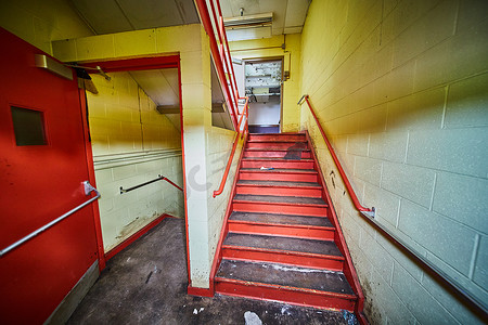 红色废弃建筑楼梯