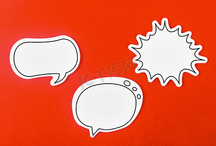 带有复制空间通信的语音气泡集在红色背景下谈论口语概念。