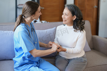 一位女医生握着病人的手鼓励与疾病作斗争的画像。