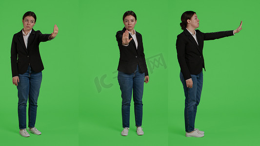 五一幕布摄影照片_女商人在相机上用手掌做任何手势