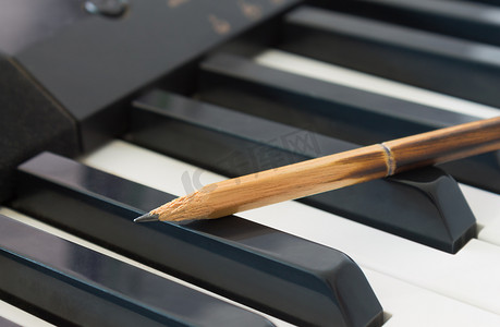 横视电钢琴黑键上的旧铅笔