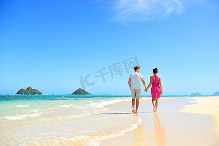 海滩情侣摄影照片_海滩情侣手牵着手走在夏威夷