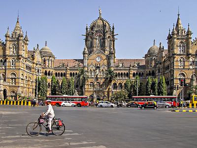 印度马哈拉施特拉邦孟买-2018 年 2 月 1 日：孟买 Dabbawala 和维多利亚总站火车站-CSMT 的遗产建筑。