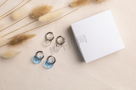 优雅的珠宝套装银耳环与宝石和礼品盒模拟复制空间。