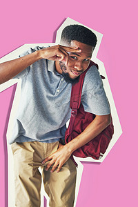 非洲裔美国人、男人和学生在带有模型的剪裁粉红色背景上，带有和平标志和教育和知识手势。
