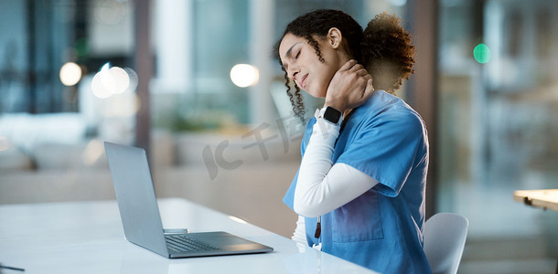 医疗保健、黑人妇女和医生在医院、笔记本电脑或肌肉拉伤时出现颈部疼痛、倦怠或过度劳累。