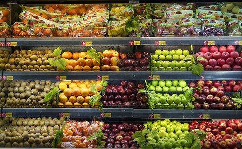 超市货架上的新鲜水果和蔬菜。