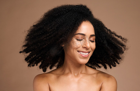 黑人妇女摄影照片_用干净的洗发水护发、奢华护肤化妆品和天然面部妆容来摇晃黑人女性的头发、黑人和脸部。 